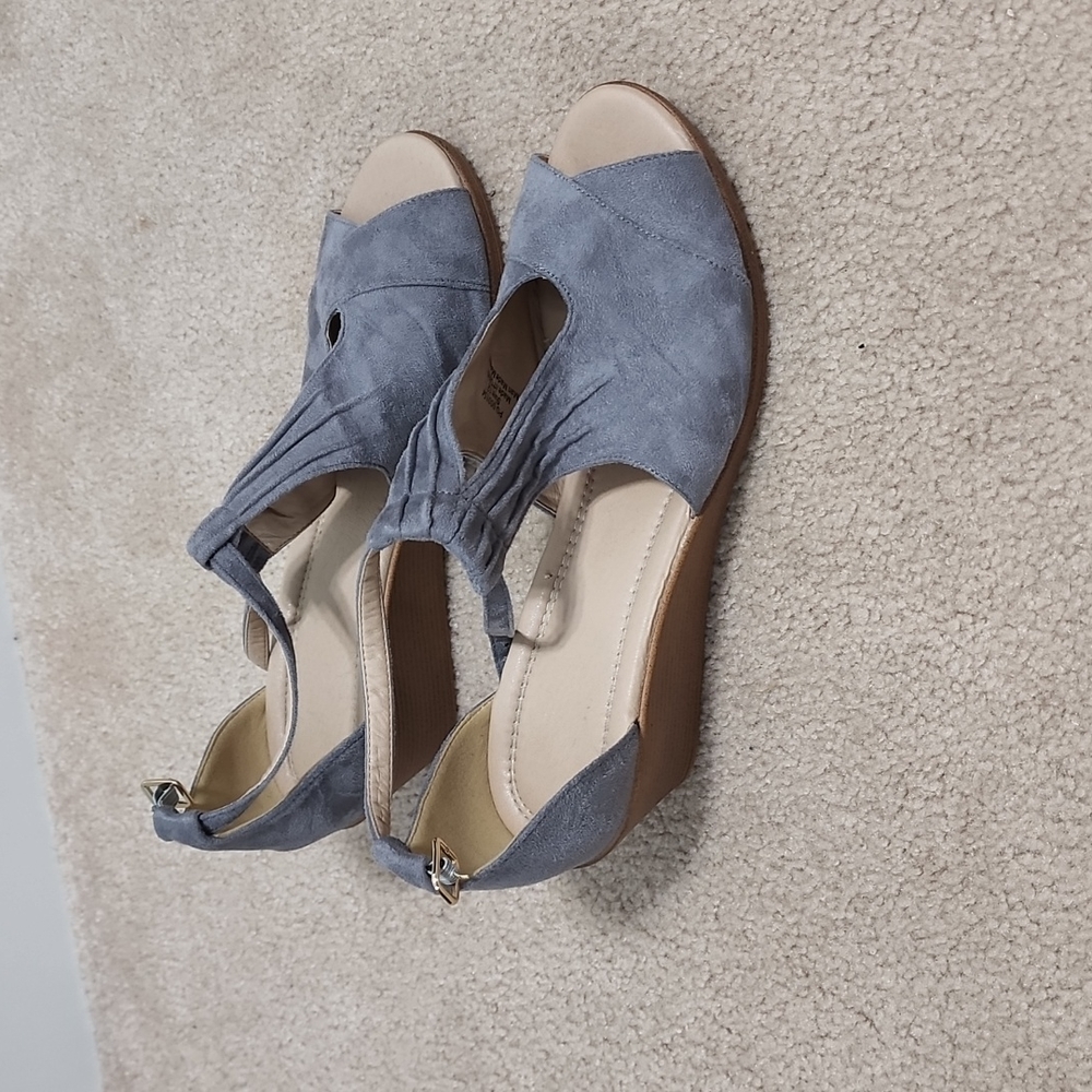 Grey wedge